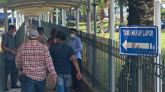 Pakai Seragam STM Diduga Mau Ikut Demo 11 April, Seorang Pemuda Diamankan Aparat di Depan Gedung DPR