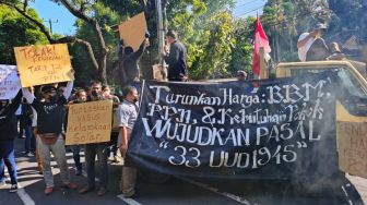 Demo 11 April di Bali Nyaris Ricuh, Puluhan Massa Hendak Merangsek ke Gedung DPRD