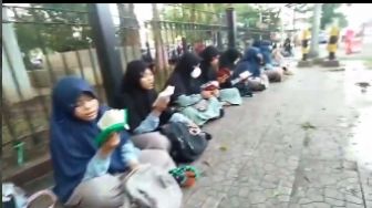 Viral Ratusan Santri dan Santriwati Tadarus di Pinggir Jalan Serang, Kelilingi Alun-alun Kota Serang