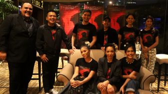 Para pemain dan sutradara film Tutuge berfoto bersama saat gala premier film terbaru mereka di Epicentrum Walk, Jakarta, Selasa (12/4/2022). [Suara.com/Angga Budhiyanto]