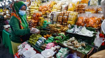 Warga memilih takjil di Sentra kuliner Nasi Kapau di Jalan Kramat Raya, Senen, Jakarta Pusat, Selasa (12/4/2021). [Suara.com/Alfian Winanto]