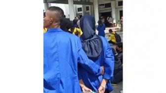 Dua Mahasiswa Tertangkap Kamera Bermesraan, Saat Mahasiswa Berunjuk Rasa di Kantor DPRD Kabupaten Gorontalo