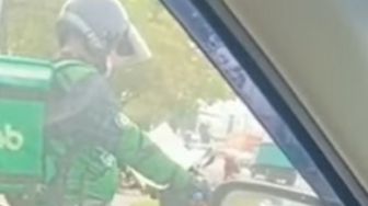 Viral Driver Ojol Berhenti di Lampu Merah Sambil Baca Alquran, Warganet Berdebat