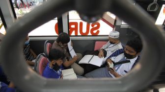 Peserta membaca Al Quran braille di dalam bus Suroboyo saat mengikuti kegiatan Khataman On The Bus di Surabaya, Jawa Timur, Senin (11/4/2022).  ANTARA FOTO/Moch Asim