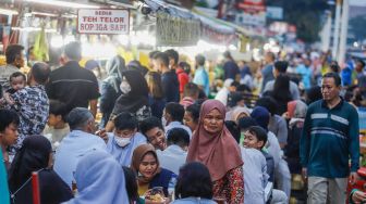 Suasana saat berbuka puasa di Sentra kuliner Nasi Kapau di Jalan Kramat Raya, Senen, Jakarta Pusat, Selasa (12/4/2021). [Suara.com/Alfian Winanto]