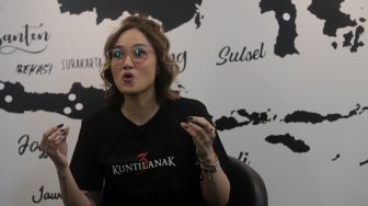 Pemeran dalam film Kuntilanak 3 Sara Wijayanto menjawab pertanyaan dari tim Suara.com saat berkunjung ke kantor redaksi Suara.com di Mega Kuningan, Jakarta, Selasa (12/4/2022). [Suara.com/Angga Budhiyanto]