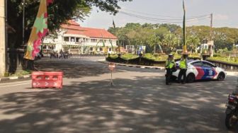 Jelang Demo BEM Malang Raya, Polisi Tutup Sebagian Jalan Tugu Kota Malang