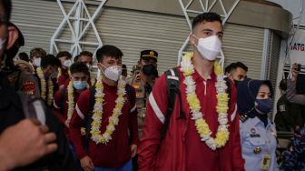 Sejumlah pemain dan ofisial tim sepak bola Atletico Madrid U-18 tiba di Terminal 3 Bandara Internasional Soekarno Hatta, Tangerang, Banten, Selasa (12/4/2022).  ANTARA FOTO/Fauzan
