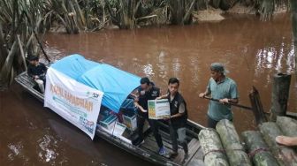 Kapal Ramadhan ACT Riau Antar Paket Ibadah dan Sembako ke Indragiri Hilir