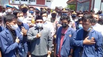 Dari 45 Anggota DPRD Pamekasan, Cuma 2 Orang Saja yang Temui Mahasiswa Demo