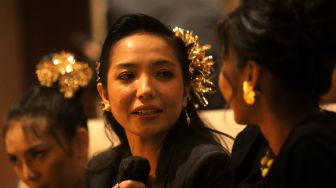 Pemeran film Tutuge Imelda Therinne (tengah) memberikan keterangan saat gala premier film terbarunya di Epicentrum Walk, Jakarta, Selasa (12/4/2022). [Suara.com/Angga Budhiyanto]