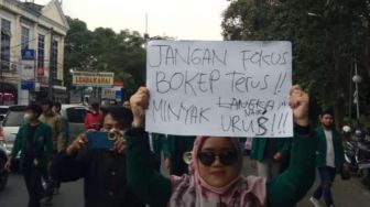 Viral Demo di Istana Bogor, Mahasiswa Bentangkan Tulisan 'Jangan Fokus Bokep Terus, Minyak Langka Urus'