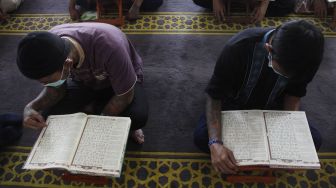 Sejumlah narapidana belajar membaca Al Quran saat pesantren kilat di Masjid An-Nur kompleks Rutan Kelas 1A Solo, Jawa Tengah, Senin (11/4/2022). .ANTARAFOTO/Maulana Surya