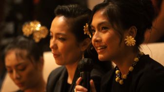 Pemeran film Tutuge Rania Putrisari (kanan) memberikan keterangan saat gala premier film terbarunya di Epicentrum Walk, Jakarta, Selasa (12/4/2022). [Suara.com/Angga Budhiyanto]