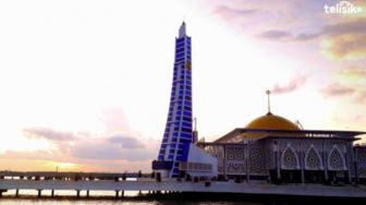 Buka Puasa Sambil Menikmati Laut Biru dan Matahari Terbenam di Masjid Al Alam Kendari
