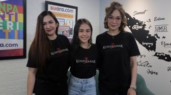 Pemeran dalam film Kuntilanak 3 Nafa Urbach (kiri), Nicole Rossi (tengah) dan Sara Wijayanto berpose saat berkunjung ke kantor redaksi Suara.com di Mega Kuningan, Jakarta, Selasa (12/4/2022). [Suara.com/Angga Budhiyanto]