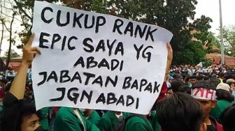 Deretan Poster Kocak Bernada Satire Aksi Mahasiswa Riau di Pekanbaru