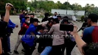 Demo 11 April 2022 di Kantor Dewan Bontang Sempat Ricuh, Kapolres Bontang Minta Maaf Depan Umum