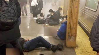 Penembakan Di Stasiun Kereta Bawah Tanah New York Lukai Belasan Orang, Pelaku Masih Buron