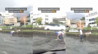 Jalan Tergenang Banjir, Bapak-bapak Rela Turun Motor dan Punguti Sampah di Saluran Air, Tuai Pujian Publik