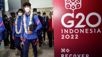 Sejumlah pemain dan ofisial tim sepak bola Atletico Madrid U-18 tiba di Terminal 3 Bandara Internasional Soekarno Hatta, Tangerang, Banten, Selasa (12/4/2022).  ANTARA FOTO/Fauzan
