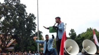 Geruduk DPRD Riau, Ini 5 Tuntutan Massa Mahasiswa