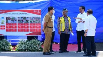 Presiden Jokowi Tinjau Program Padat Karya, Pembersihan Median Jalan di Kota Cirebon