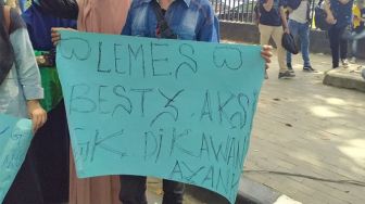 Lihat Nih! Pelajar di Medan Ikut Demo, Tulisan Posternya Lucu-lucu