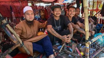 Momen Ebit Lew di Pekanbaru, 'Make Over' Anak-anak Vespa dengan Baju Muslim