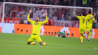 Para pemain Villarreal merayakan kemenangan usai menahan Bayern Munich di Allianz Arena, Rabu dinihari WIB (13/4/2022).  Jose Jordan / AFP
