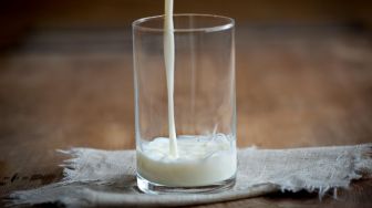Tak Punya Kembalian Rp1.000 Padahal Sudah Jam 11 Malam, Kisah Kakek Pedagang Susu Ini Bikin Warganet Prihatin