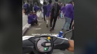 Viral Aksi Kurir Naik Honda BeAT Terobos Demo Mahasiswa di Jalan, Permisi Paket!