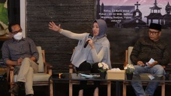 Mantan Politikus Angelina Sondakh (tengah) memberikan paparan saat menjadi narasumber dalam salah satu diskusi di kawasan Tebet, Jakarta, Rabu (13/4/2022). [Suara.com/Angga Budhiyanto]