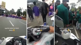 Viral Momen Kocak Kurir Belah Massa Demo Mahasiswa demi Antar Paket, Publik: Kayak Ambulans Dikasih Jalan