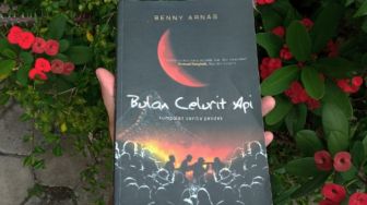 Ulasan Buku Bulan Celurit Api, Pesan Bijak Seorang Ibu kepada Anaknya