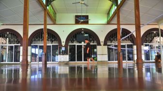 Petugas membersihkan lantai Masjid Menara Kudus atau bernama resmi Masjid Al Aqsa Manarat Qudus di Desa Kauman, Kudus, Jawa Tengah, Rabu (13/4/2022).  ANTARA FOTO/Yusuf Nugroho
