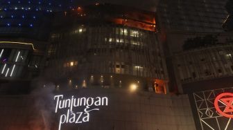 Hampir 4 Jam Damkar Masih Berjibaku Padamkan Api di Tunjungan Plaza 5, Asap Masih Mengepul