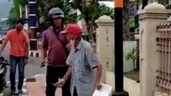 Ngamuk Dilarang Ngemis, Kakek-kakek di Padang Gertak Satpol PP dengan Senjata Tajam