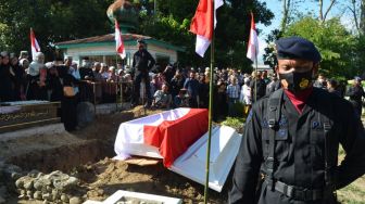 Pemakaman Perwira Brimob Polda Sultra di Madina Penuh Haru, Kapolsek Cantik Ipda Nadya Ayu Tampak Tegar