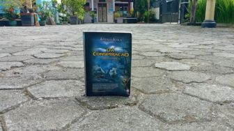 Kisah di Tanah Pembuangan, Ulasan Novel Da Conspiracao