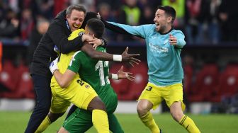 Para pemain Villarreal merayakan kemenangan usai menahan Bayern Munich di Allianz Arena, Rabu dinihari WIB (13/4/2022).  Jose Jordan / AFP
