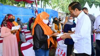 Serahkan Bansos di Pasar Harjamukti Cirebon, Jokowi: Buat Modal Usaha, Jangan Beli HP