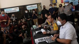 Kapolres Metro Jakarta Selatan Kombes Pol Budhi Herdi Susianto (tengah) memberikan keterangan saat rilis kasus pengeroyokan yang melibatkan pengusaha pemilik gerai penjualan gawai, Putra Siregar dan artis Rico Valentino di Polres Metro Jakarta Selatan, Rabu (13/4/2022). [Suara.com/Angga Budhiyanto]