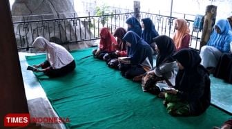 Tradisi Baca Yasin dan Tahlil di Makam Mbah Tuwo di Kota Batu