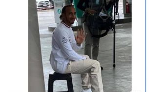 Gara-Gara Pernah Diduduki Lewis Hamilton, Harga Kursi Plastik Ini Tembus Rp 20 Juta