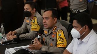 Kapolres Metro Jakarta Selatan Kombes Pol Budhi Herdi Susianto (tengah) memberikan keterangan saat rilis kasus pengeroyokan yang melibatkan pengusaha pemilik gerai penjualan gawai, Putra Siregar dan artis Rico Valentino di Polres Metro Jakarta Selatan, Rabu (13/4/2022). [Suara.com/Angga Budhiyanto]