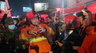 Wali Kota Surabaya Eri Cahyadi Masuk ke Mal Tunjungan Plaza Lihat Lokasi Kebakaran