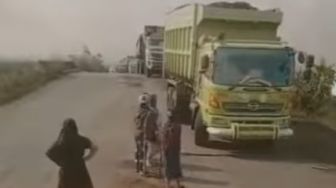 Truk Batu Bara Jadi Penyebab Macet Parah Jalan Nasional Jambi, Polisi Terapkan Sistem Ganjil Genap