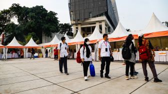 Pengunjung membeli makanan di acara Festival Kuliner Nusantara di Taman Ismail Marzuki (TIM), Cikini, Jakarta Pusat, Rabu (13/4/2022). [Suara.com/Alfian Winanto]