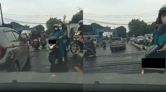 Diduga Mau Menyeberang, Dua Wanita Berboncengan Nekat Setop Pengendara Lain di Lintasan Kereta Api